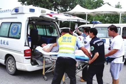 命悬一线牵动人心，救护车临危不乱治病救人_